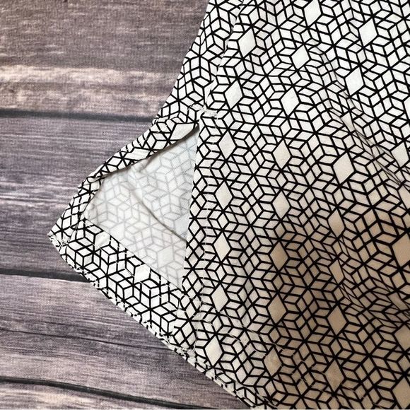 NWT RVCA - Geometric Black & White Button Down Shirt, Size Small - Picture 8 of 10